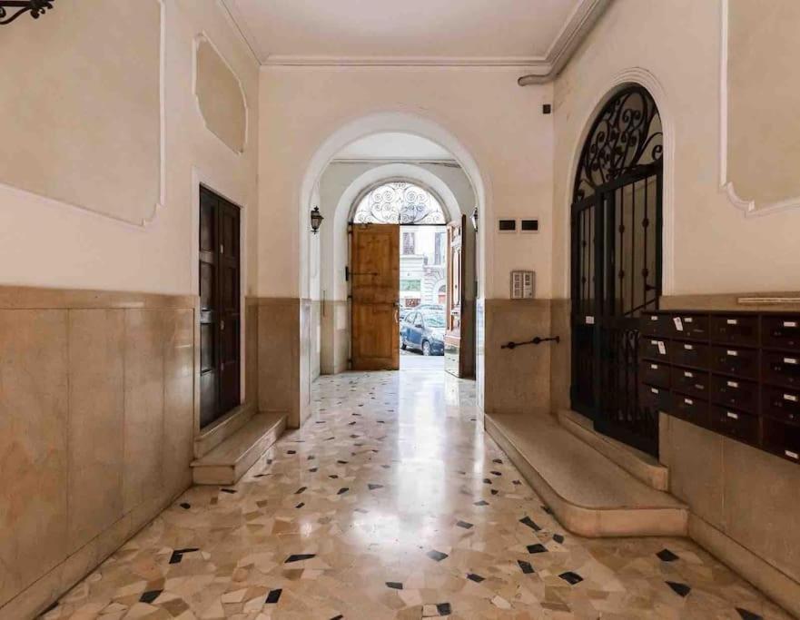 Lussuoso Appartamento Accanto Al Colosseo Roma Exterior foto